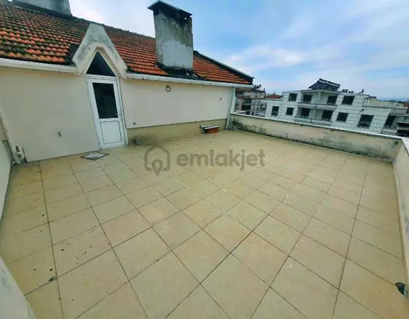 Uytundan Akçay'da Doğalgazlı Asansörlü Kiralık 5+1 Dubleks 1