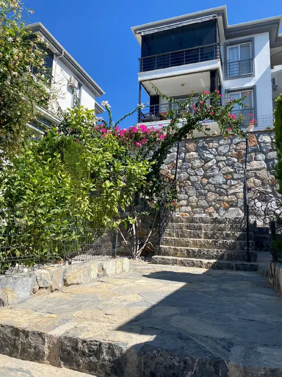 Havuzlu Sitede Deniz Manzaralı Eşyalı 1+1 Daire 1