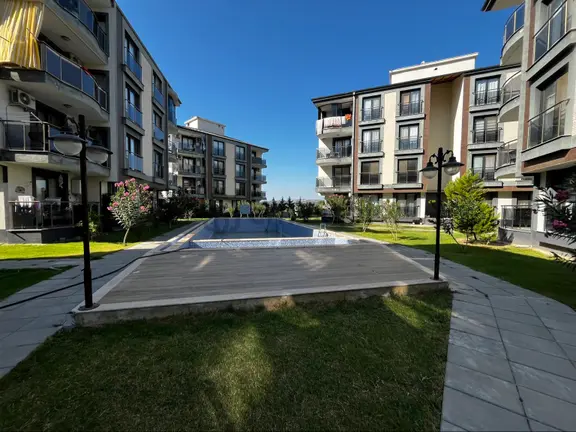 Kuşadası Davutlarda Geniş Bahçe Kullanımlı Havuzlu Sitede Satılık1+1 2