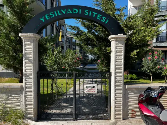 Kuşadası Davutlarda Geniş Bahçe Kullanımlı Havuzlu Sitede Satılık1+1 1