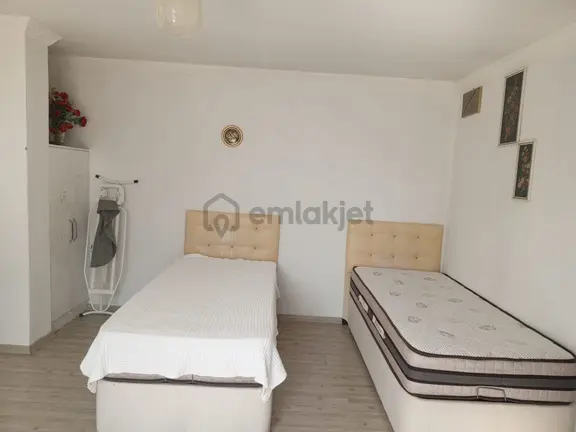Akdeniz Emlakta Taşyaka Yüksek Okul Yanında Kiralık Eşyalı Daire 1