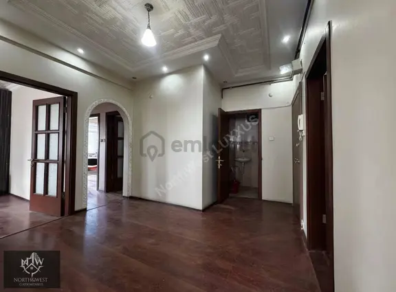 North&west Gym'den Konur Sokak'ta Kiralık 3+1 Ofis 1
