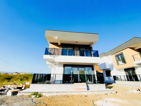 Denize Ve Sahile 600 Metre Yol Cephe Müstakil Bahçeli 3+1 Villa 1