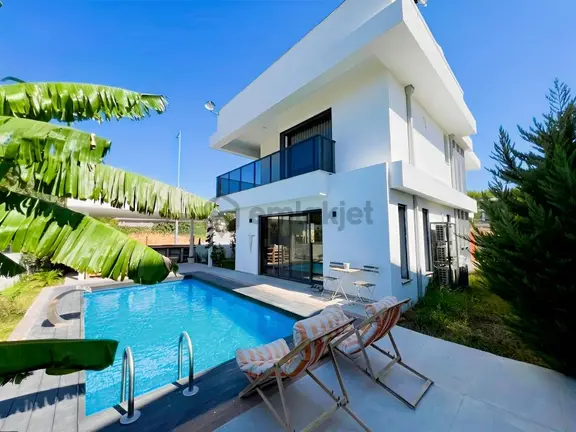 Urla Kuşçularda Tam Müstakil Tripleks Havuzlu Villa 1