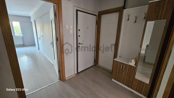 Göçmen Gayrimenkul'den Merkezde 3+1 Kiralık Daire 1