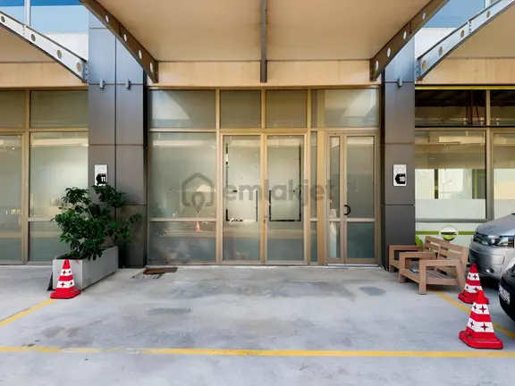 Konacık Kale İş Merkezi A Blokta Balkonlu Kiralık Dükkan 1