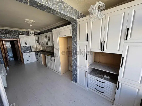 İl Jandarma Yakını Bakımlı Geniş Arakat 3+1 Daire 2