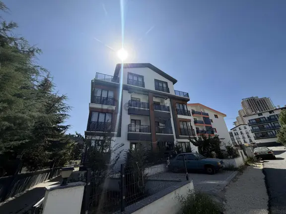 Alaçatı'dan İncek'te Teraslı 3 Banyolu Geniş 4+1 Kiralık Daire 1