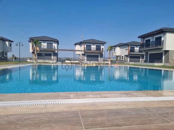 Çandarlı'da Denize Yakın , Site İçi , Havuzlu , Otoparklı Villa 2