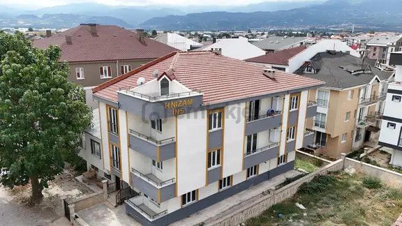 Akhisar Karalar Yolu'na 50 Mt Mesafede 3 Katlı Satılık Bina** 1
