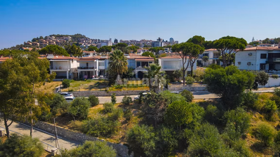 Kuşadası'nda Denize Sıfır Satılık 3+1 Muhteşem Yalı Dairesi 2