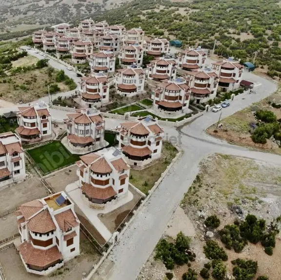 Berrin Kavcar 'dan Elmalı Villalar Bölgesinde Satılık Arsa 2