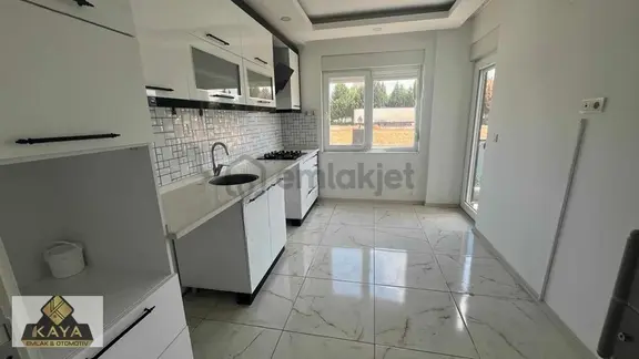 Caddeye Yakın Ayrı Mutfaklı Geniş 2+1 1