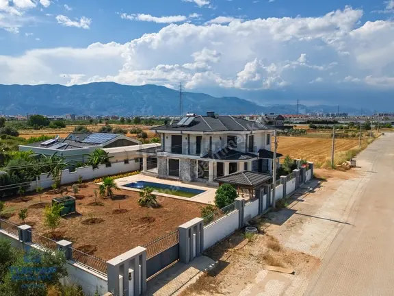 Döşemealtı'nda İki Arsa Üzerine Kurulu Havuzlu Ultra Lüks Villa 2