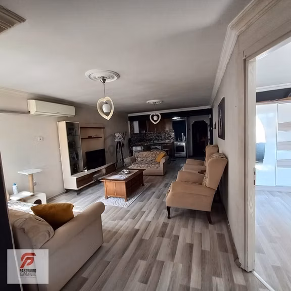 İzmir Gıda Çarşısında Merkezi Konumda Satılık 1+1 Ofis 1