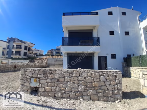 Kamukentte İskanlı 2.5 Kat Deniz Manzaralı Villa 1