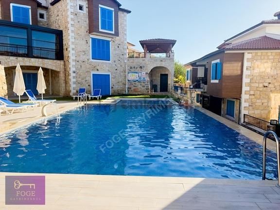 Yenifoça'da Havuzlu Sitede Bahçeli Teraslı Eşyalı Kiralık Villa 1