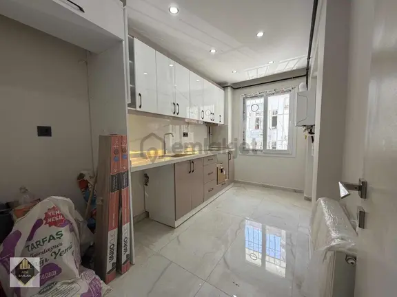 Üçyol Meydana Yakın Full Tadilatlı Satılık 2 + 1 Daire 1