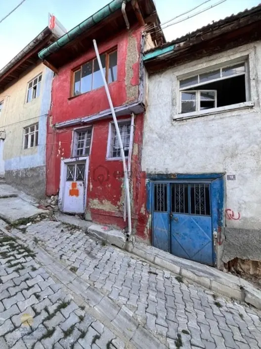 Sümer Mahallesi'nde Satılık Ahşap Ev Ve Arsa Fırsatı 1