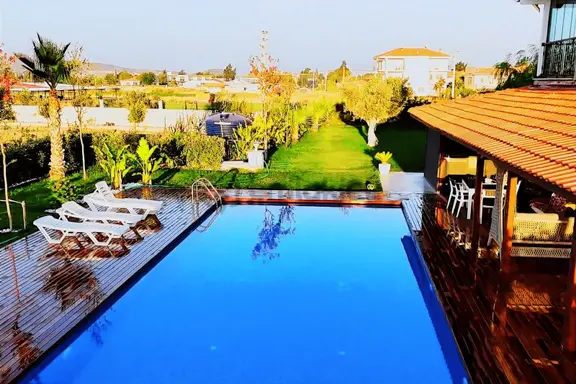 Foça İmar Sınırı 6.364 M2 Arsa Havuzlu 5+1 Villa Ve Müşteminat 2
