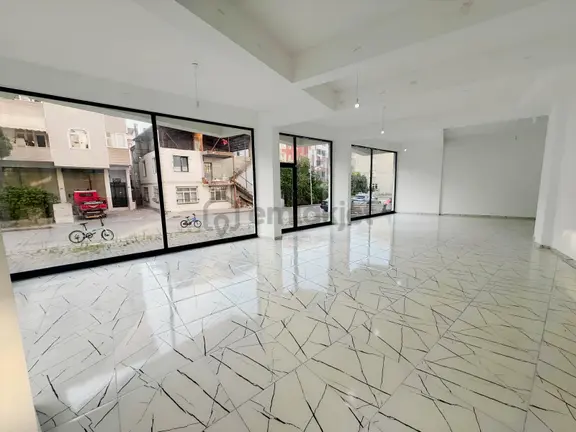 Yağmur Emlaktan Satılık Köşe Konumda 145 M² Dükkan 2