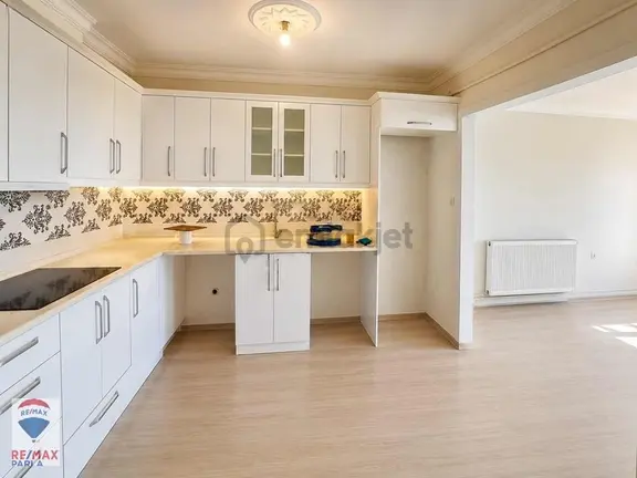 Re/max Parla'dan Çiftlik Caddesinde Satılık 3+1 Daire 1