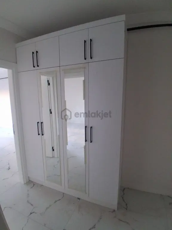 Eşyasız Kiralık Ara Kat Sıfır Geniş Çift Balkonlu Koridorlu 1+1 2