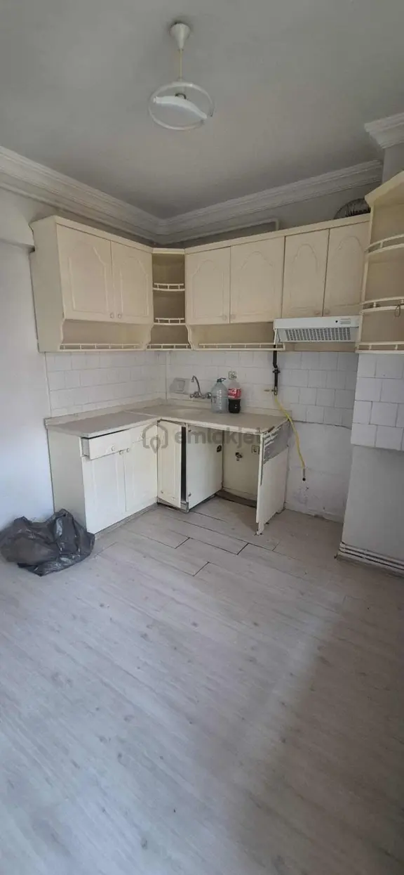 Çarşı Merkezde Hasarsız Kiralık Ara Kat Daire 2