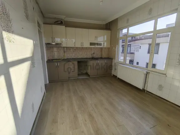 Cumartesi Pazarına Yakın İçi Bakımlı Çok Geniş Kiralık 3+1 Daire 1