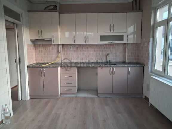 Cumartesi Pazarına Yakın İçi Bakımlı Çok Geniş Kiralık 3+1 Daire 1