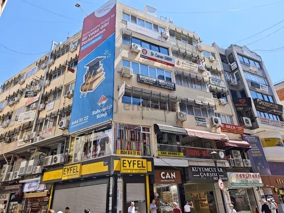 Karşıyaka Çarşı'nın En Prestijli Noktasında Satılık Hazır Ofis 1