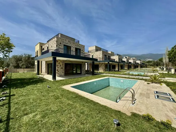 Avcı'dan 440m2 Arsa Güre Yolunda Tam Müstakil Havuzlu Villa 2