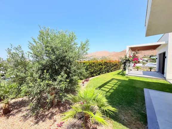 Gümüşlük'te,3+1,tam Müstkail,site İçerisinde,bahçeli Villa 2