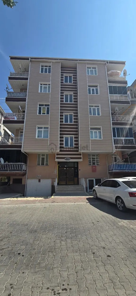 Kırşehir Merkez Medrese Mahallesinde Satılık 3+1 Daire 1