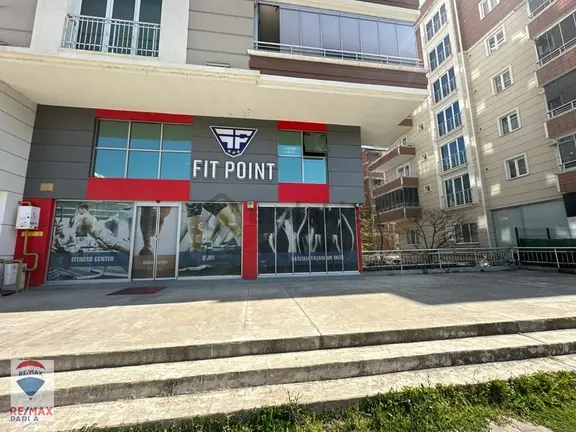 Bülent Ak'dan Tramvaya Cephe 220.m.kare Satılık Dükkan 1