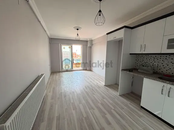 Merkezi Konumda Geniş 1+1 Kiralık Dubleks 1