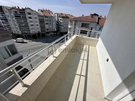 Emlakyumdan Atatürk Blv.ile Atatürk Cad. Kesişimi Manzaralı 3+1 2