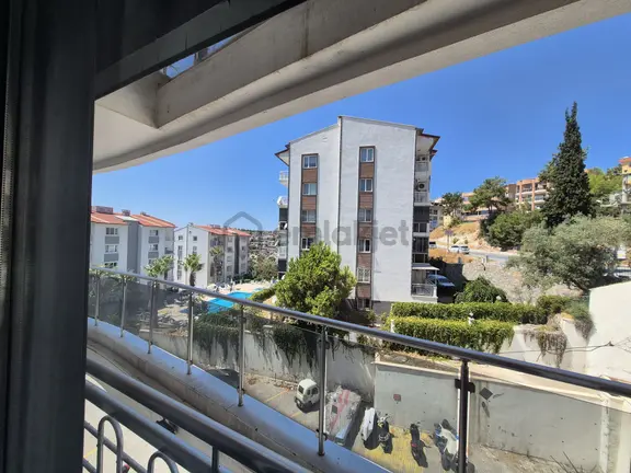 Kuşadası Deniz Manzaralı Büyük Teraslı Daire Eşyalı Satılıktır. 2