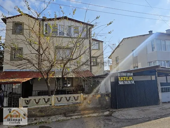 Karşıyaka'da 3 Katlı, 344m² Arsa Üzerinde Müstakil Bina 1