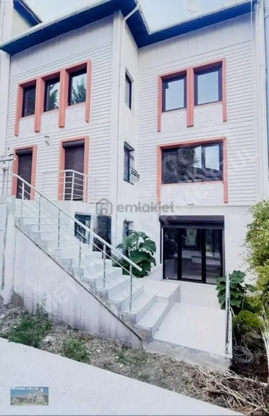 Bahçeşehir Bademler'de Sıfır Tadilatlı, 6+2 Kiralık Villa 1