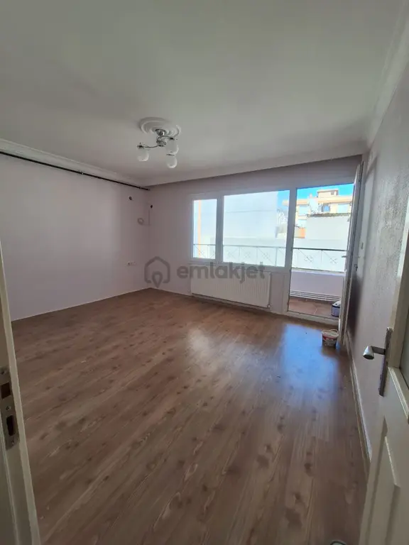 Buca Çamlık Mah.de 2+1 85m2 Dgazlı Ayrı Mutfak Balkonlu Kiralık Daire 2