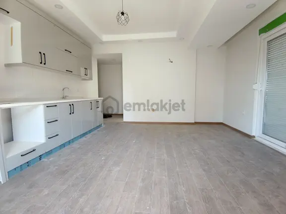 Ilıca Gömeçli'de Havuzlu Sitede Geniş Balkonlu 1+1 Satılık Daire 1