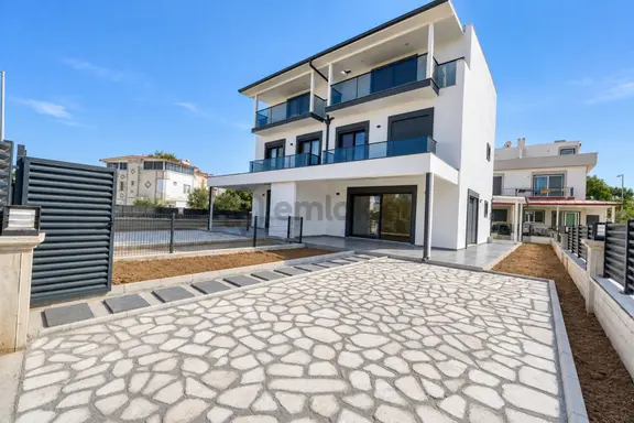 Sıfır Tripleks Villa | 240 M2 Bahce | Yerden Isitma | Kapali Otopark 1