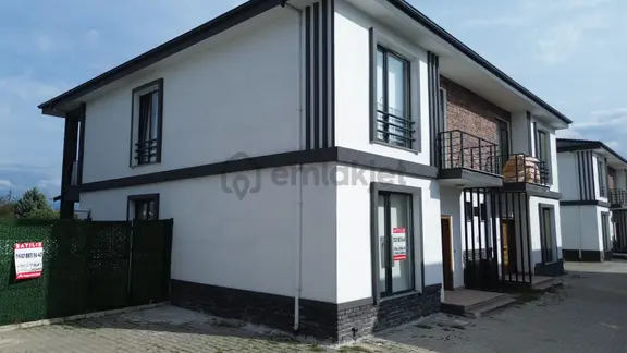 Düzce Arapçiftliği Mahallesinde Site İçinde Geniş Bahçeli 4+1 Satılık Villa 2