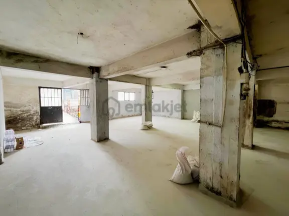 Emniyetevler'de, Düz Girişli, 2 Bölmeli 180m2, Depo Dükkan 2
