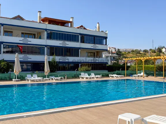 Kumbağ'da Denize Sıfır Havuzlu Sitede Satılık Ferah 2+1 Daire 1