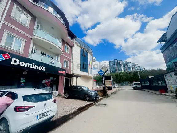 Kafeler Bölgesinde Tramvayın Önünde, Tabela Değeri Yüksek İşyeri 1