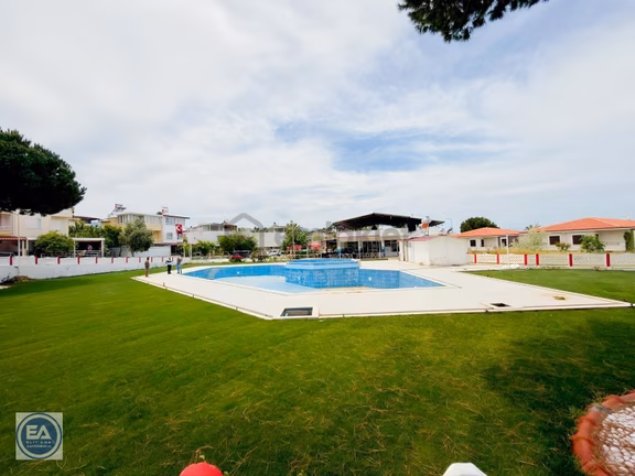 Kuşadası'nda Havuzlu Site İçerisinde Ferah Masrafsız Satılık 2
