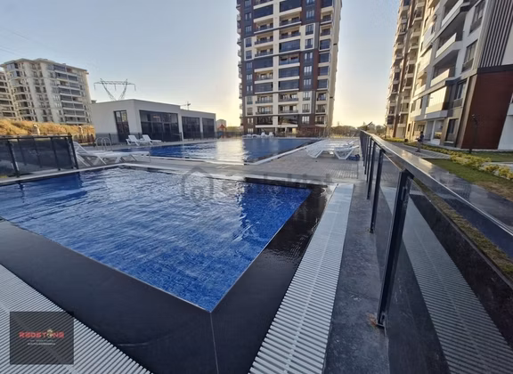 Emlaklar İzsiz Towersda Havuzlu Sitede 3+1 Satılık Daire 2
