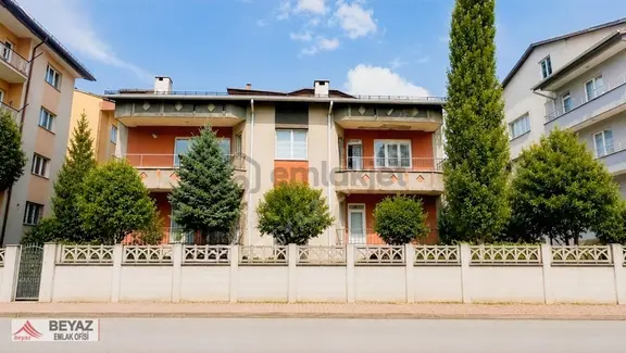 Beyaz Emlak'tan 452 M2 Arsaya Sahip Komple Satılık Bina 1